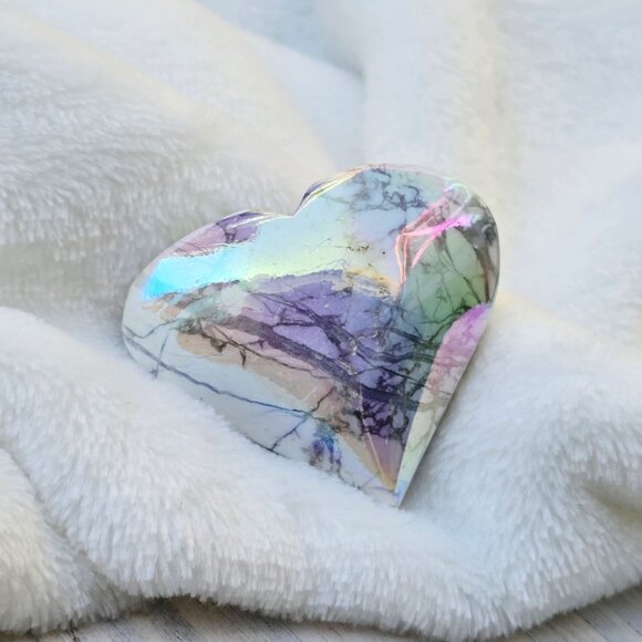 Aura Howlite Heart–Iridescent Crystal for Calm Confidence & Crown Chakra Healing - Picture 1 of 11